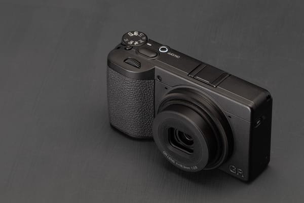 Ricoh GR IV Monochrome: Kẻ Thách Thức "Độc Quyền" Của Leica Chính Thức Lộ Diện Feature Image