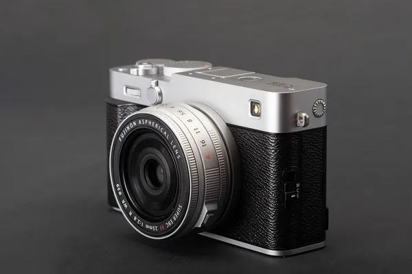Đánh giá chuyên sâu Fujifilm X-E5: Sự trở lại của dòng Rangefinder tầm trung Feature Image