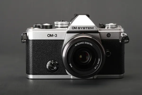 Đánh giá OM System OM-3: Chiếc máy ảnh du lịch cao cấp đầy ấn tượng Feature Image